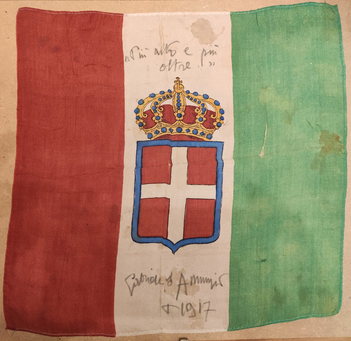 Fazoletto-bandiera-regno-italiano.firmato-Gabriele-D'Annunzio-1917-bigger