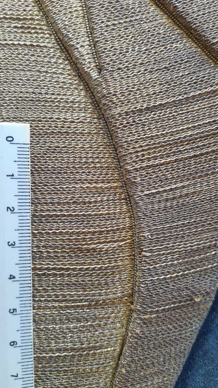 Dettaglio della veste inferiore di Menelik II, con variazioni nell’orientamento, nella tonalità e nel rilievo dei fili metallici.