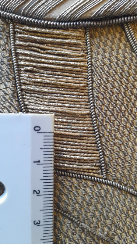 Dettaglio della chiusura del mantello di Menelik II, decorata con intrecci color oro giallo.